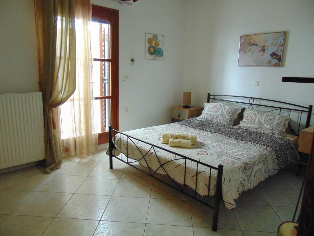 - une chambre avec un lit et une fenêtre dans l'établissement Eleni's Place, à Naxos Chora