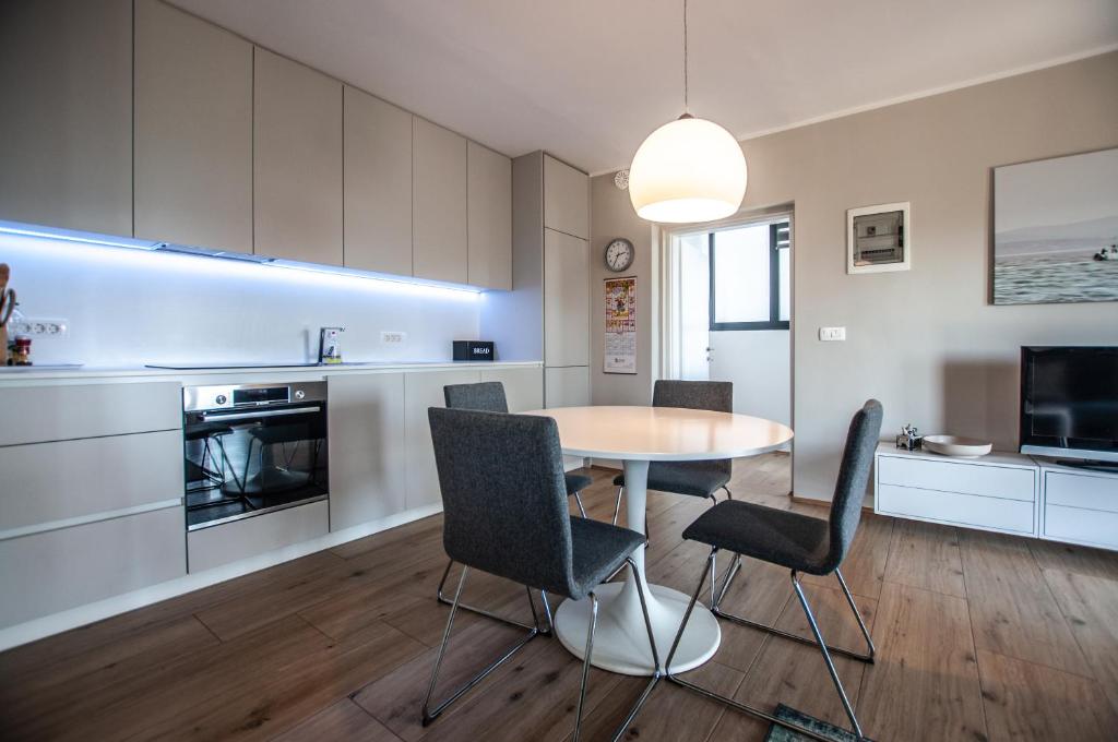 Kuchyň nebo kuchyňský kout v ubytování Sea View Apartments Debeli Rtič