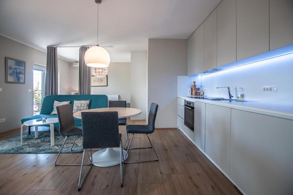 Kuchyň nebo kuchyňský kout v ubytování Sea View Apartments Debeli Rtič
