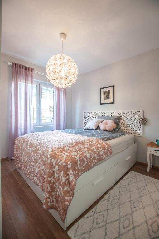 Postel nebo postele na pokoji v ubytování Sea View Apartments Debeli Rtič