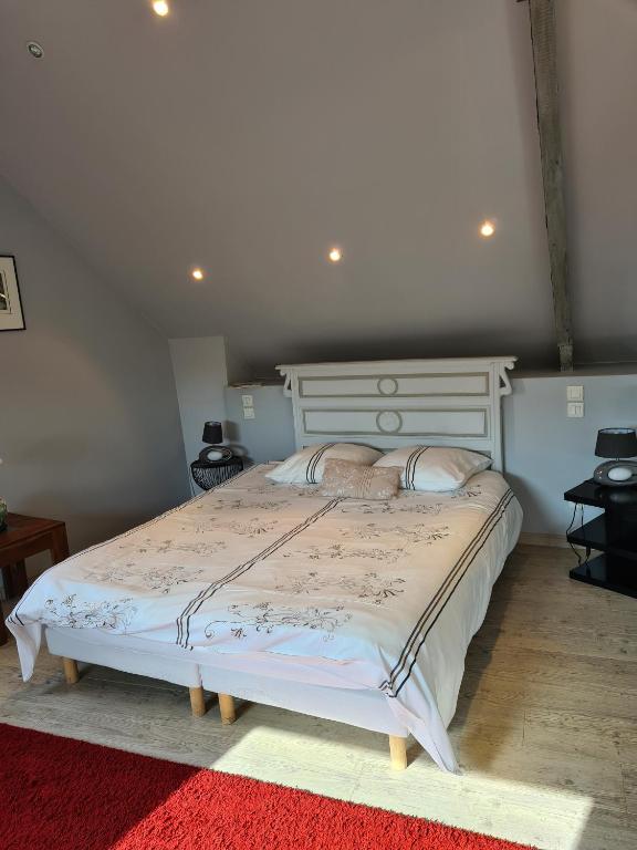Postel nebo postele na pokoji v ubytování Chambre Chagall - Closeries du Golfe