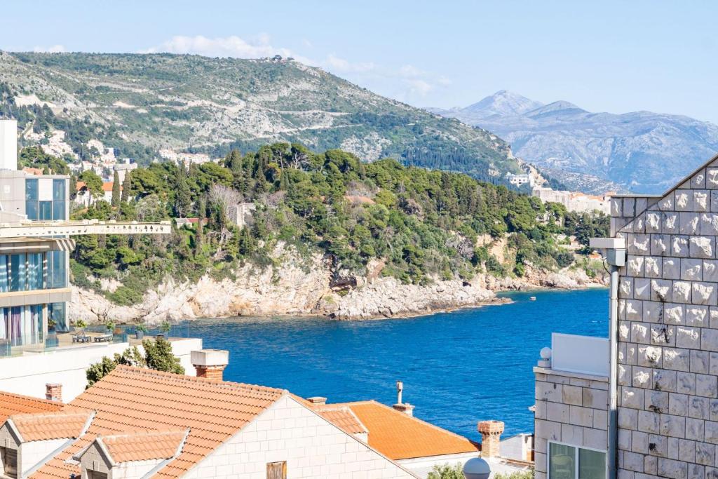 una vista de un cuerpo de agua desde una ciudad en M2 Apartment Dubrovnik, en Dubrovnik