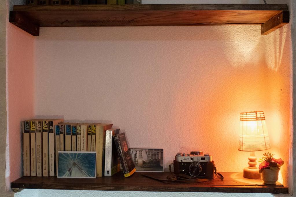 Příslušenství pro přípravu čaje a kávy v ubytování Nino's Guest House