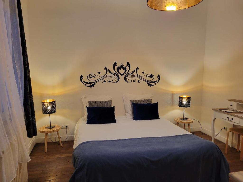 a bedroom with a large bed with a black headboard at Apt 2 du Temple HyperCentre & Parking in Cambrai