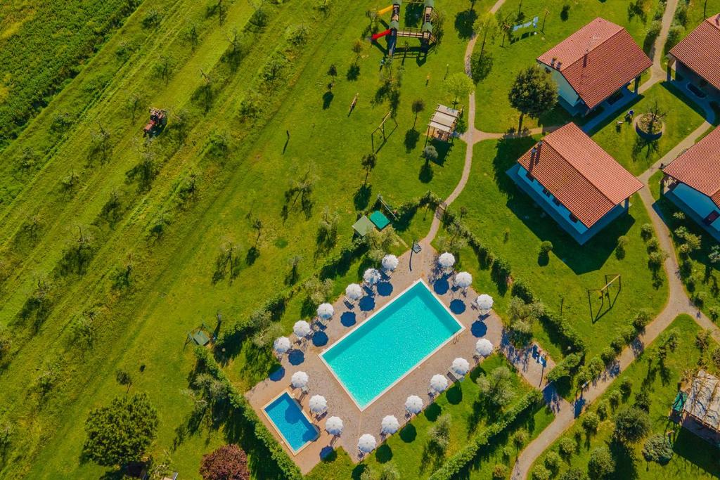 an aerial view of a resort with a swimming pool at Agriturismo Gli Etruschi in Populonia