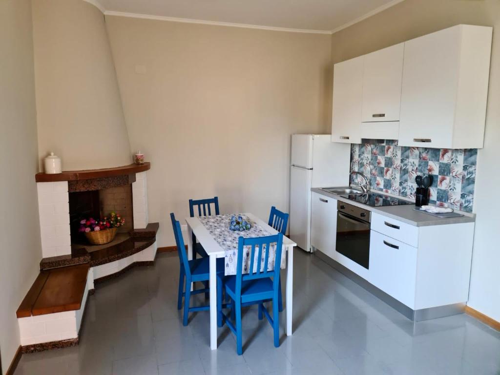 uma cozinha com uma mesa e cadeiras e um frigorífico em La Finestra su Spello em Spello