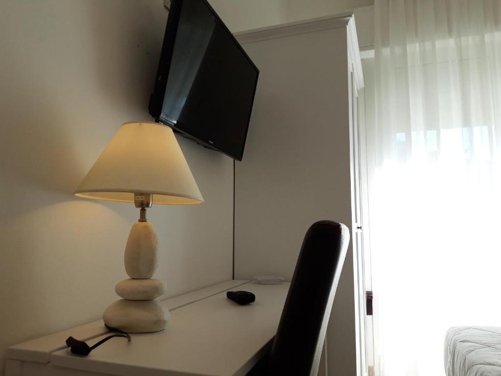 A television and/or entertainment centre at Hotel Danubio