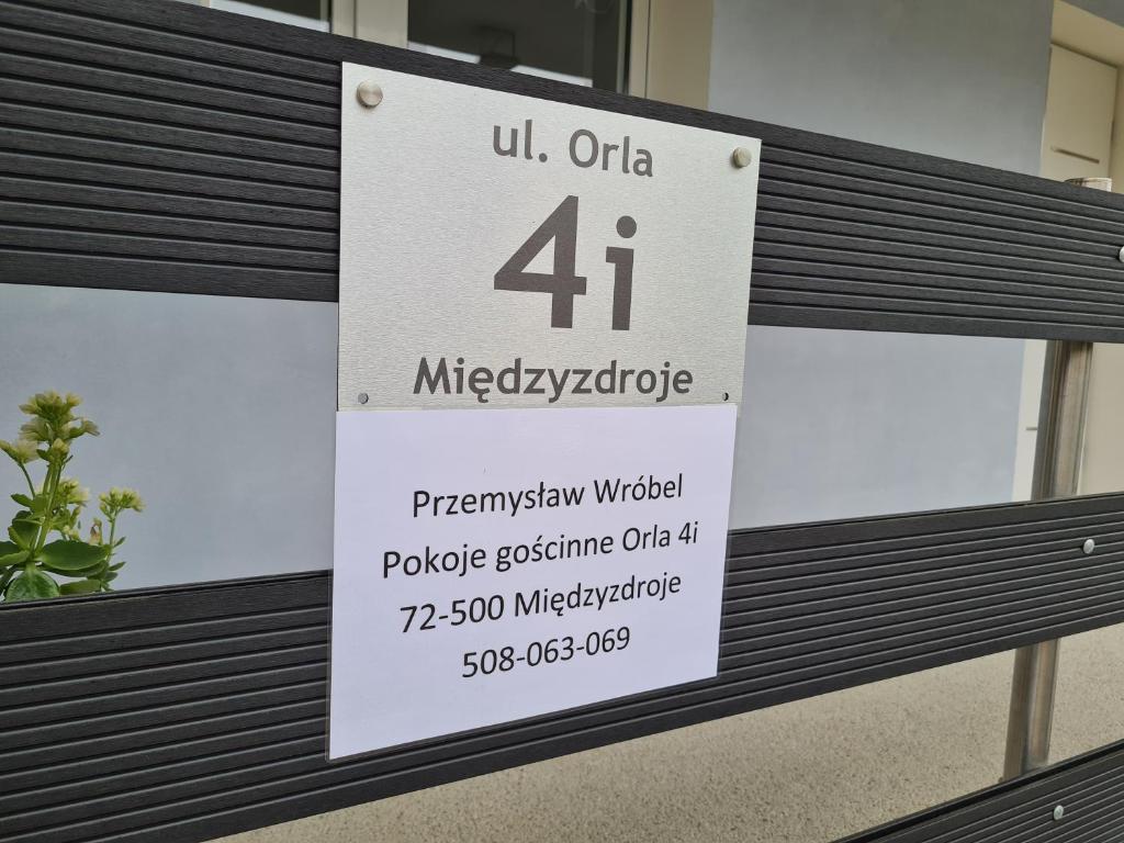 ein Schild an der Seite eines Gebäudes in der Unterkunft Pokoje Gościnne Orla 4 i in Misdroy