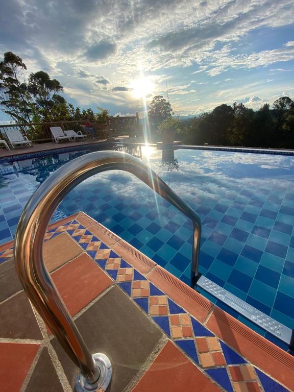 Piscina a Hotel Estaciones o a prop