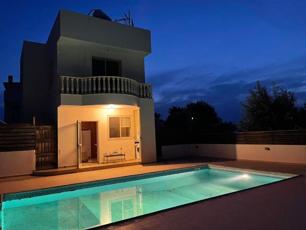 สระว่ายน้ำที่อยู่ใกล้ ๆ หรือใน 2-bedroom Villa with private pool in Anarita Paphos