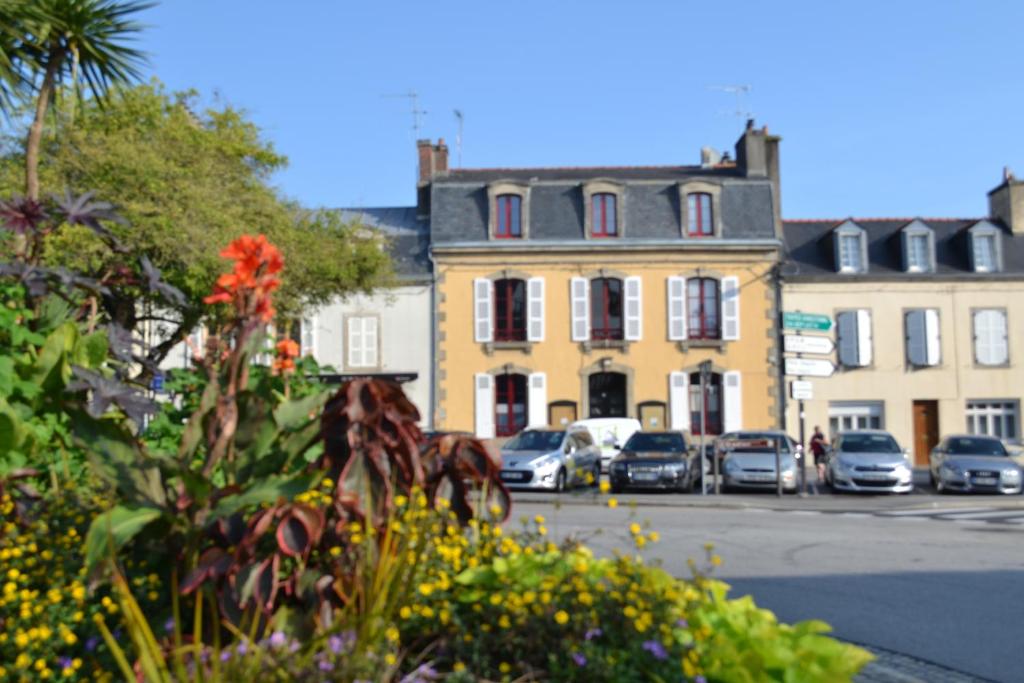 uma rua da cidade com carros estacionados em frente aos edifícios em Quimper Centre em Quimper