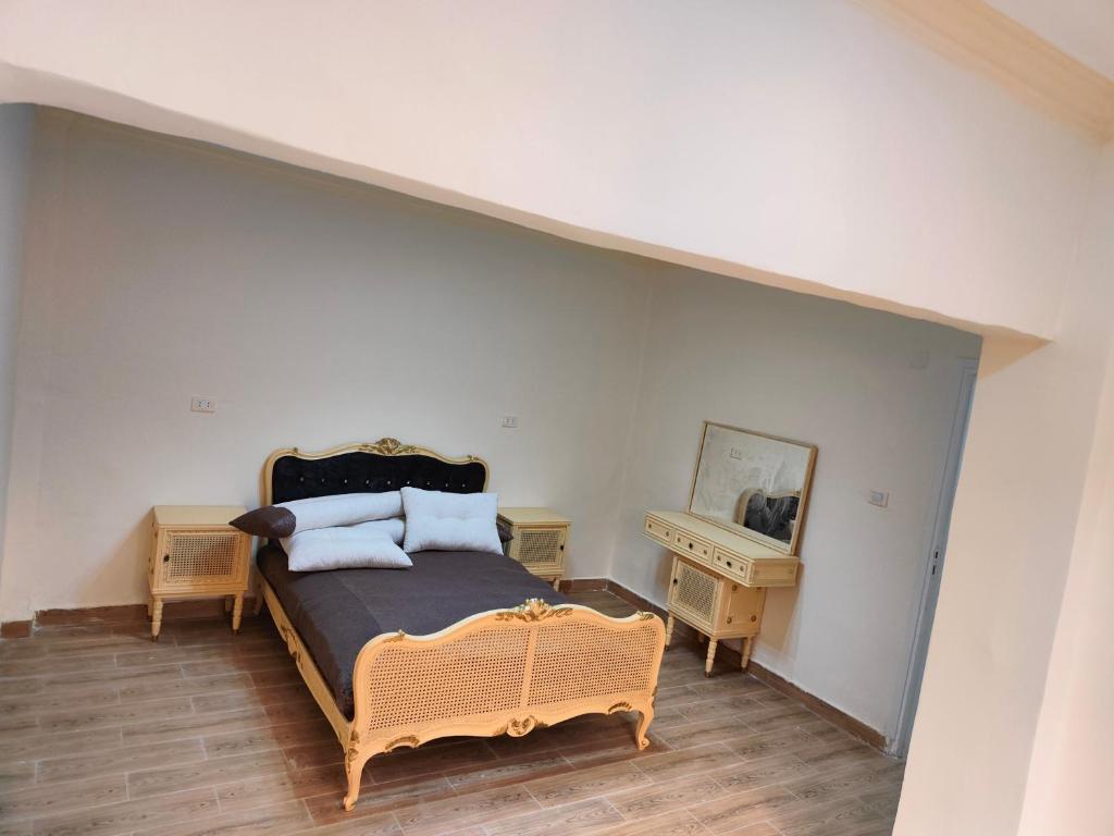 a bedroom with a bed and a piano at شقه 115متر سوبر لوكس العامريه قريبه من الاسكندريه10min from Alexanderia in ‘Izbat al Musta‘marah