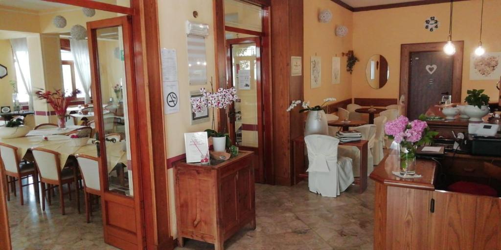 Reštaurácia alebo iné gastronomické zariadenie v ubytovaní Hotel Rosalpina