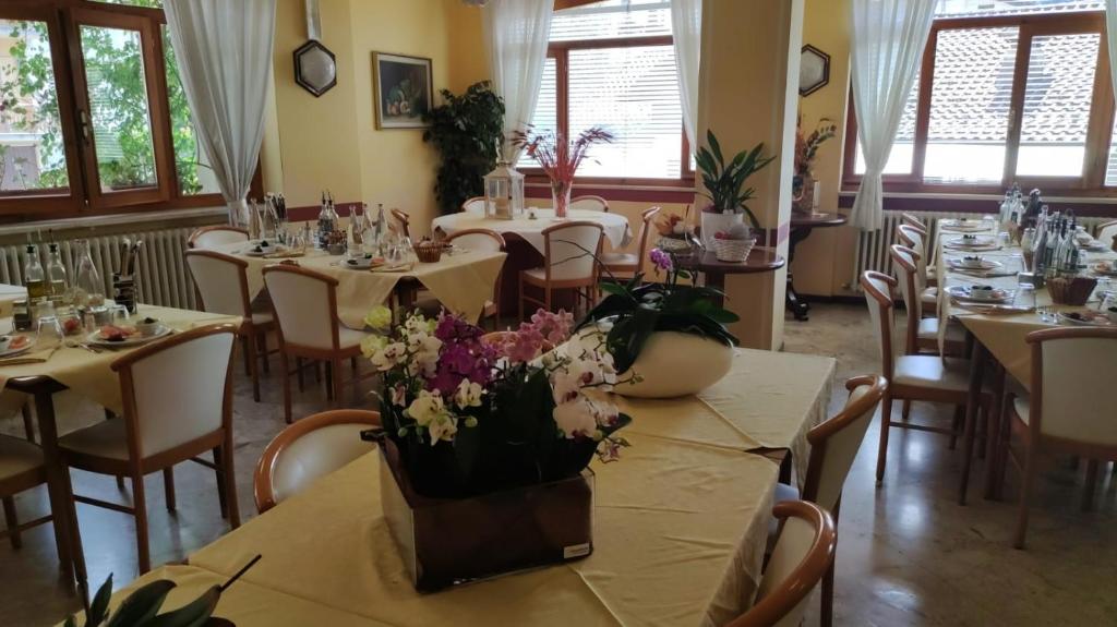 Reštaurácia alebo iné gastronomické zariadenie v ubytovaní Hotel Rosalpina