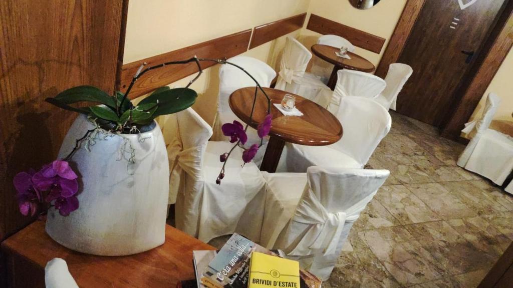 Reštaurácia alebo iné gastronomické zariadenie v ubytovaní Hotel Rosalpina