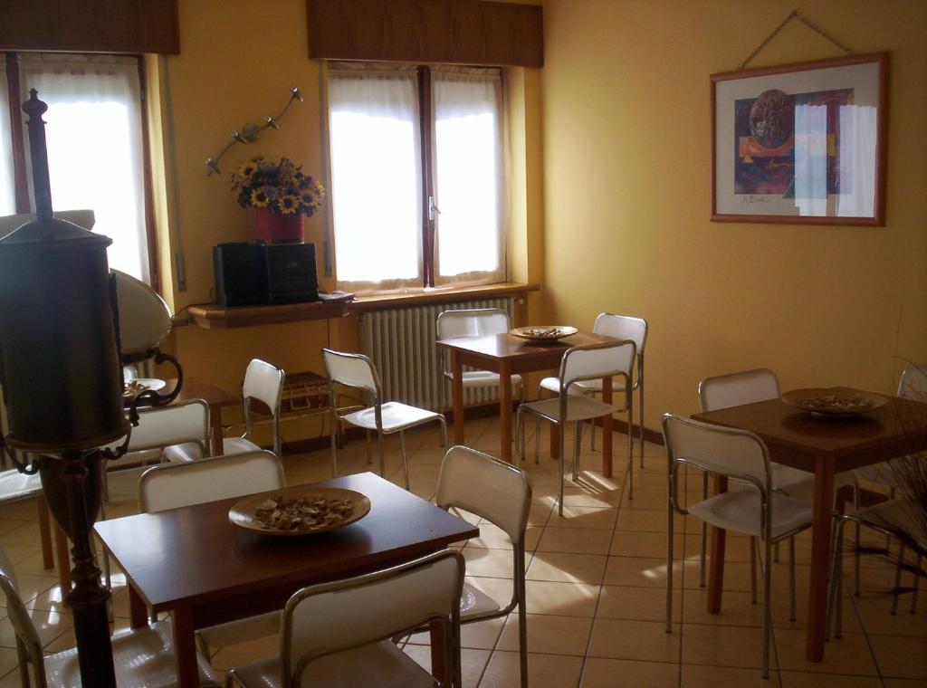 Televízia a/alebo spoločenská miestnosť v ubytovaní Hotel Rosalpina