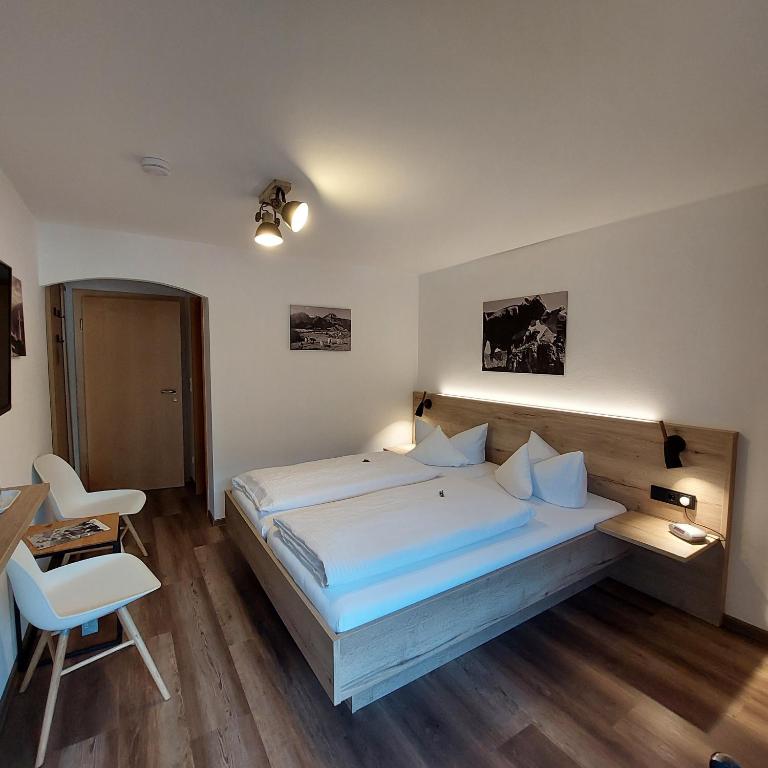 Postel nebo postele na pokoji v ubytování Hotel Garni Malerwinkl