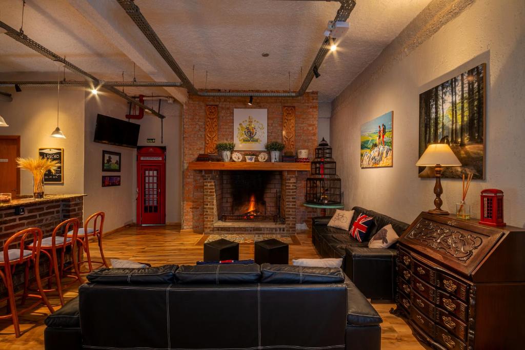 a living room with a couch and a fireplace at Hotel Boutique Britanico in Gramado