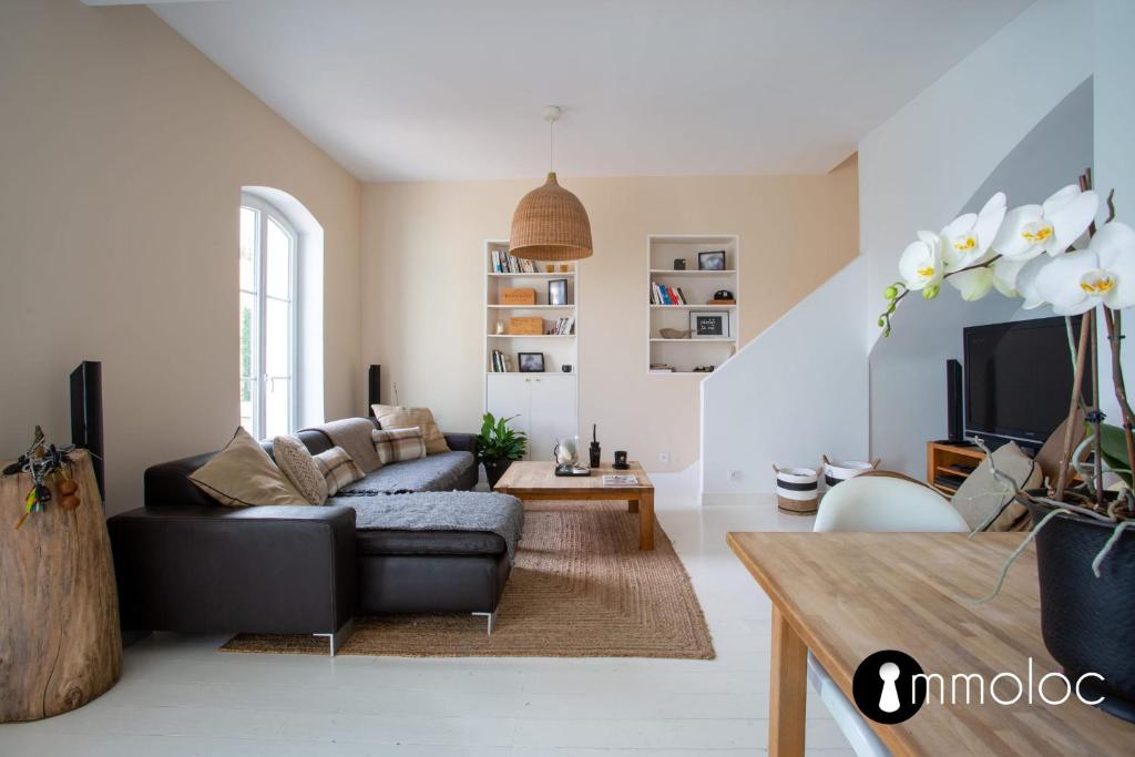 un salon avec un canapé et une télévision dans l'établissement Maison climatisée avec vue mer, à Villefranche-sur-Mer