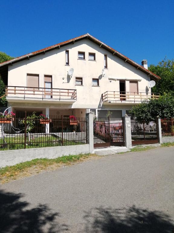 a white house with a fence in front of it at CA' DU PINZER in Valletti
