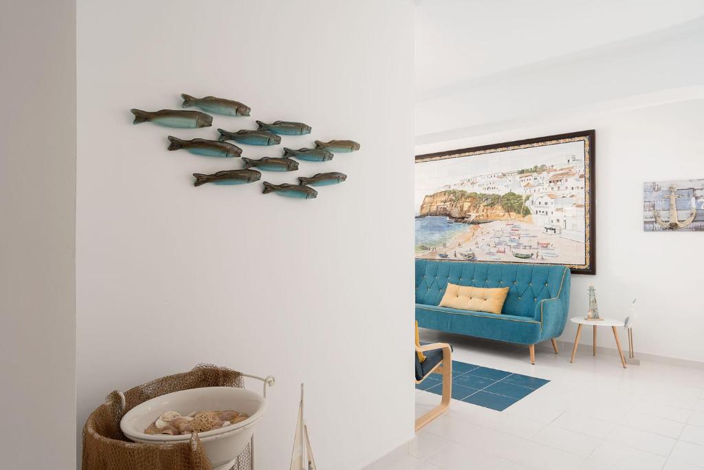 a group of fish on a wall in a living room at Quinta das Andorinhas in Carvoeiro