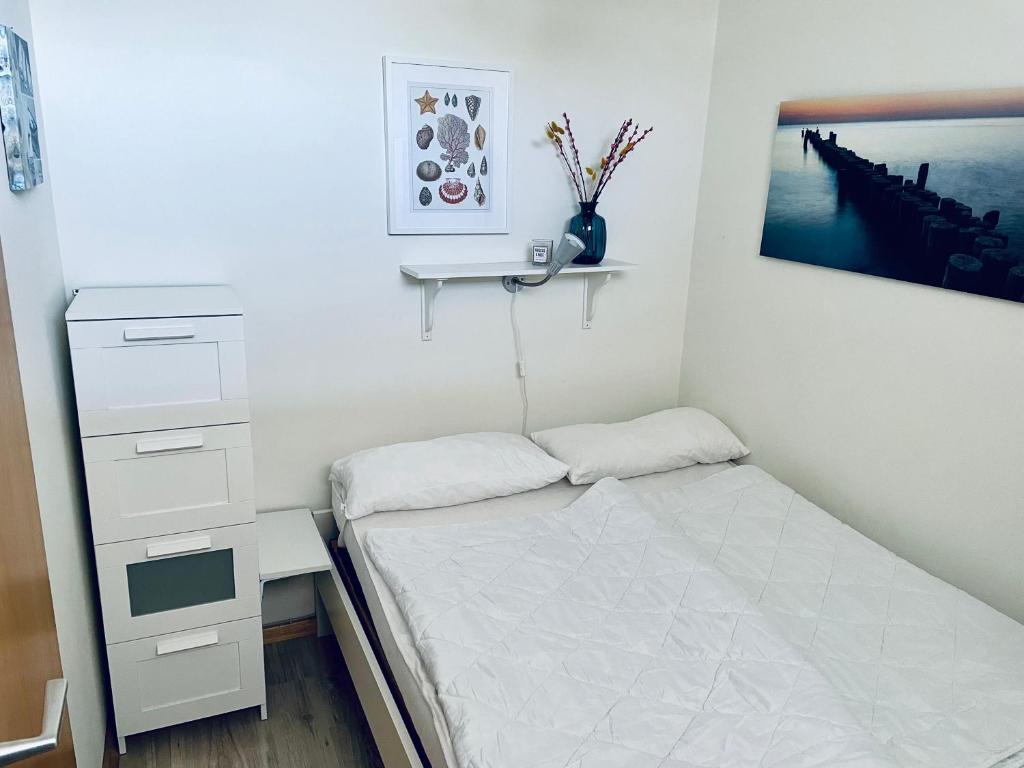 a small bedroom with a bed and a desk at Ostseenest - Sonnige Ferienwohnung mit Ostseeblick in Heringsdorf