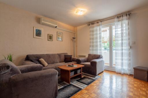 un soggiorno con divano e tavolo di Boka Apartment a Solin (Salona)