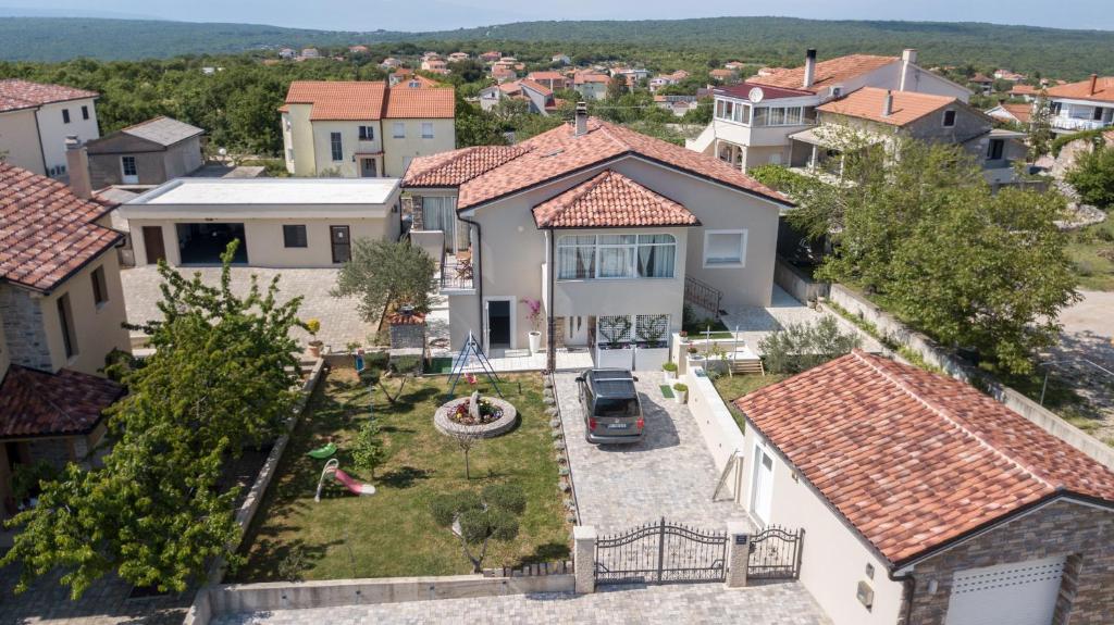 una vista aérea de una casa con patio en New&Modern apartment Dora, en Vrh