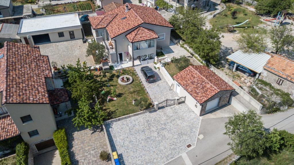 eine Draufsicht auf ein Haus mit Garten in der Unterkunft New&Modern apartment Dora in Vrh