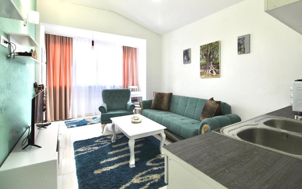 salon z kanapą i stołem w obiekcie Apartment ANA w Barze
