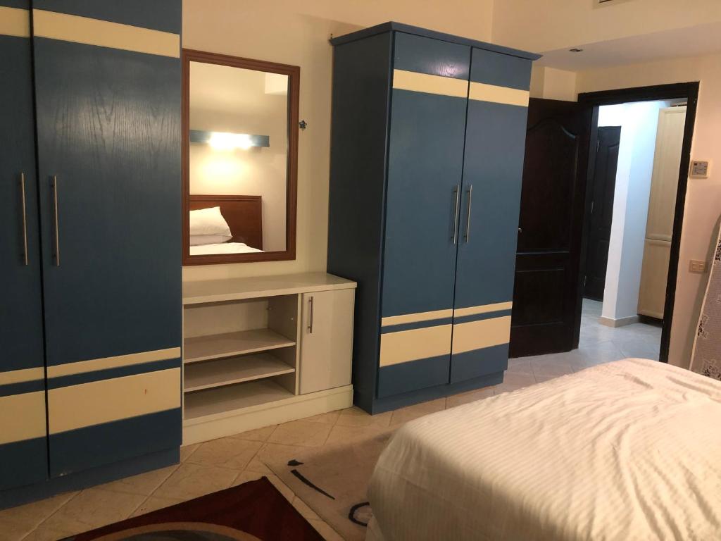 ein Schlafzimmer mit einem Bett und einem großen Spiegel in der Unterkunft سهل حشيش in Hurghada