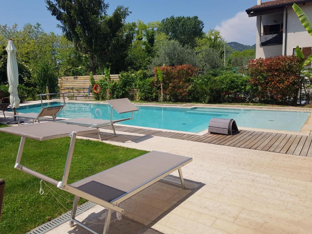 Bazén v ubytovaní Villa Paradiso del Garda Belvedere alebo v jeho blízkosti
