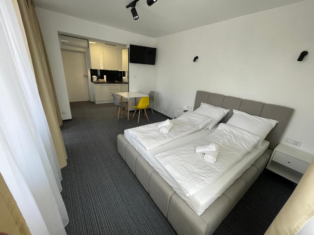 una camera da letto con un grande letto con lenzuola bianche di Apartament Planeta Mielno 114 Premium a Mielno
