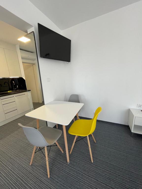Televízia a/alebo spoločenská miestnosť v ubytovaní Apartament Planeta Mielno 114 Premium
