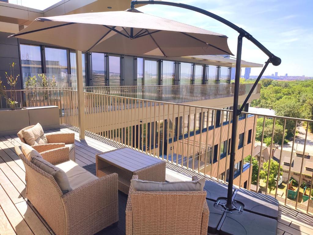 Balkón nebo terasa v ubytování Panorama Apartment Vienna - free parking, sauna & fitness