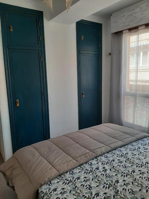 Posteľ alebo postele v izbe v ubytovaní AMAZING SUNNY FLAT WITH BALCONY POOL two MINS FROM THE BEACH