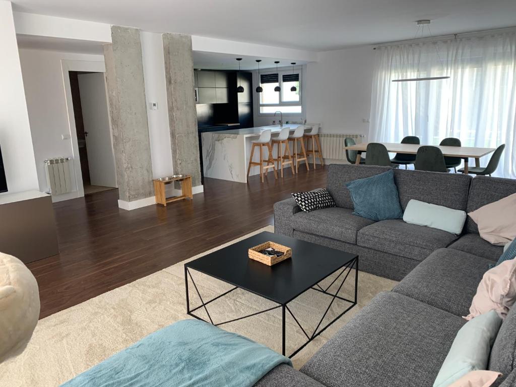馬德里的住宿－Agradable chalet con piscina privada cerca de Madrid，客厅配有沙发和桌子