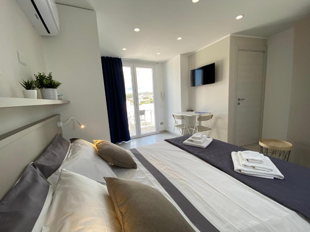 A bed or beds in a room at Stupenda Mansarda vista Mare