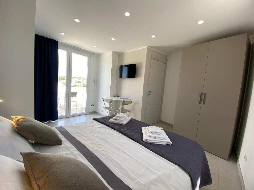 A bed or beds in a room at Stupenda Mansarda vista Mare