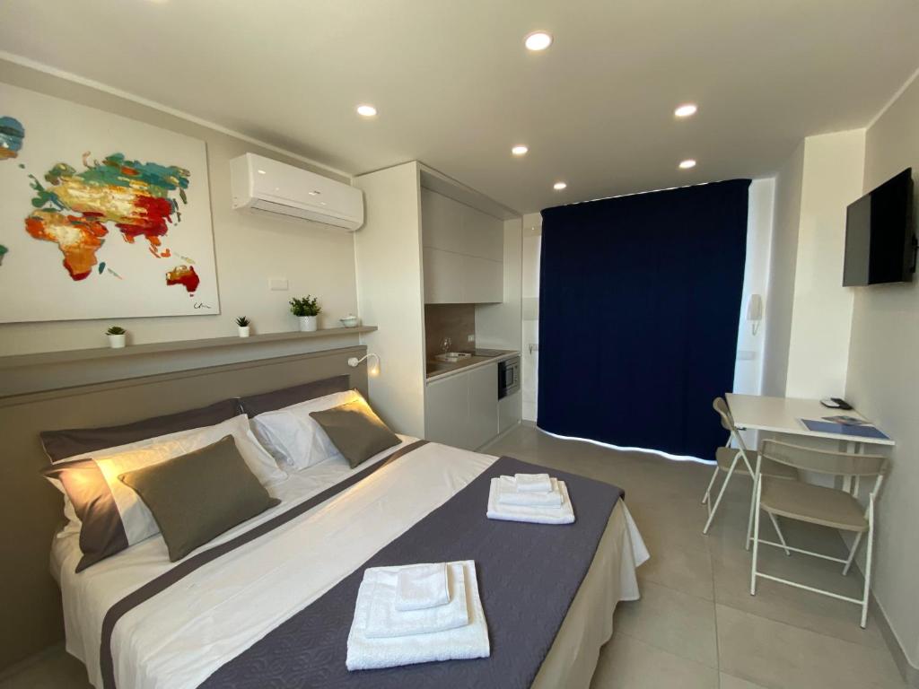 A television and/or entertainment centre at Stupenda Mansarda vista Mare