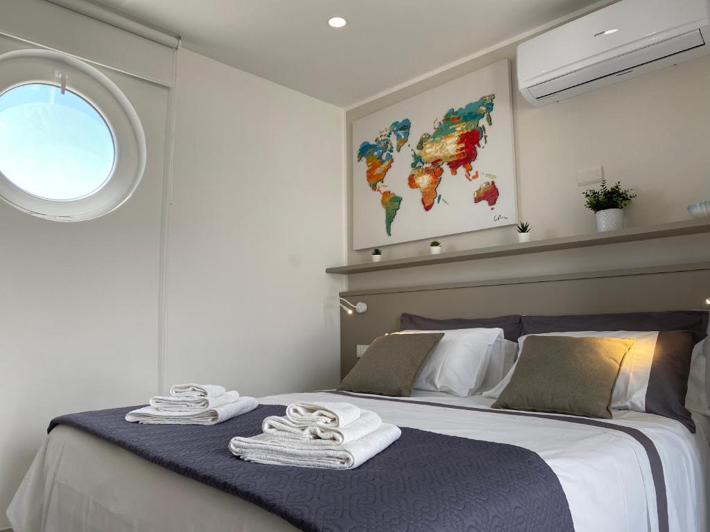 A bed or beds in a room at Stupenda Mansarda vista Mare