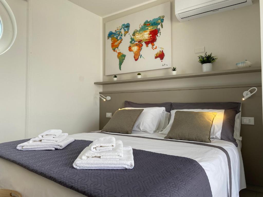 A bed or beds in a room at Stupenda Mansarda vista Mare