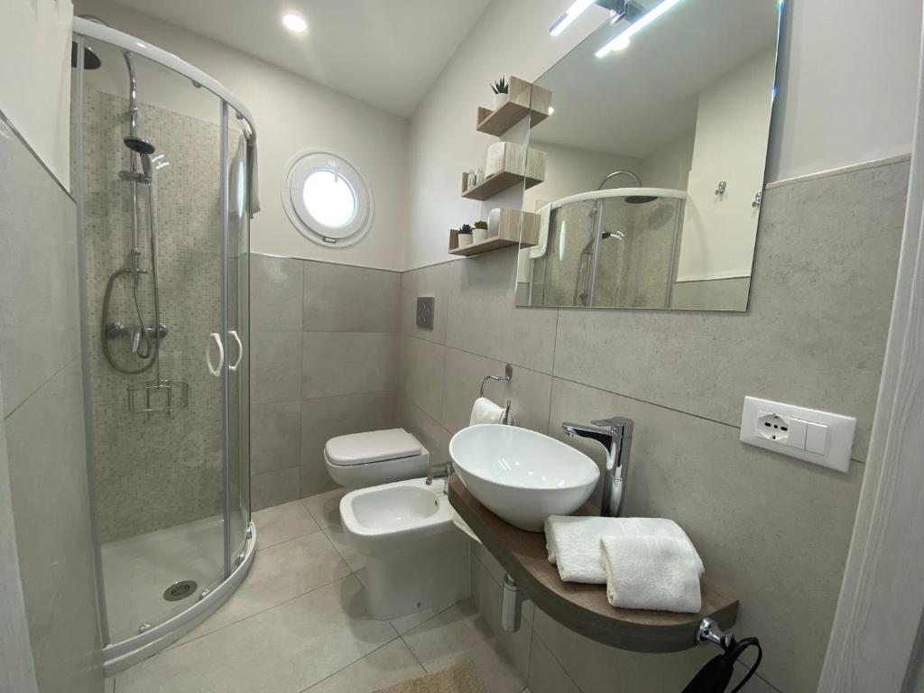 A bathroom at Stupenda Mansarda vista Mare