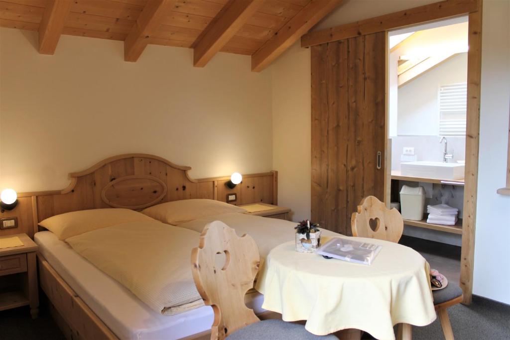 Postel nebo postele na pokoji v ubytování Hotel Landgasthof Lärchenwald