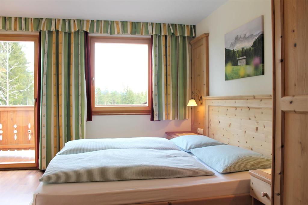 Postel nebo postele na pokoji v ubytování Hotel Landgasthof Lärchenwald