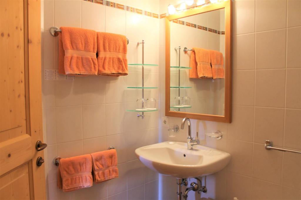 Koupelna v ubytování Hotel Landgasthof Lärchenwald