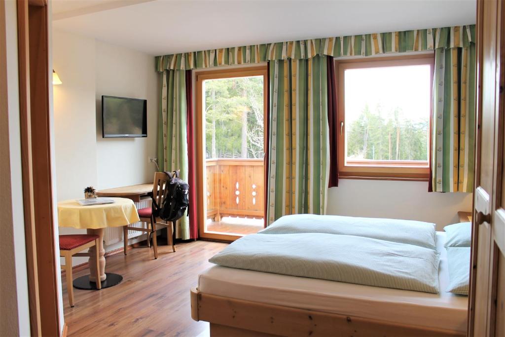 Postel nebo postele na pokoji v ubytování Hotel Landgasthof Lärchenwald