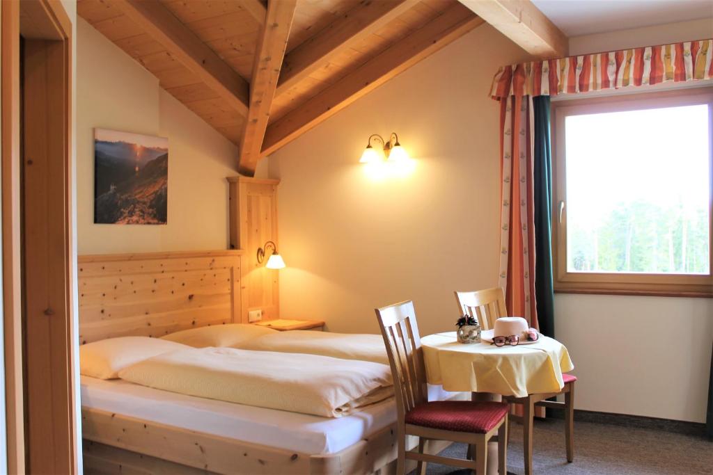Postel nebo postele na pokoji v ubytování Hotel Landgasthof Lärchenwald