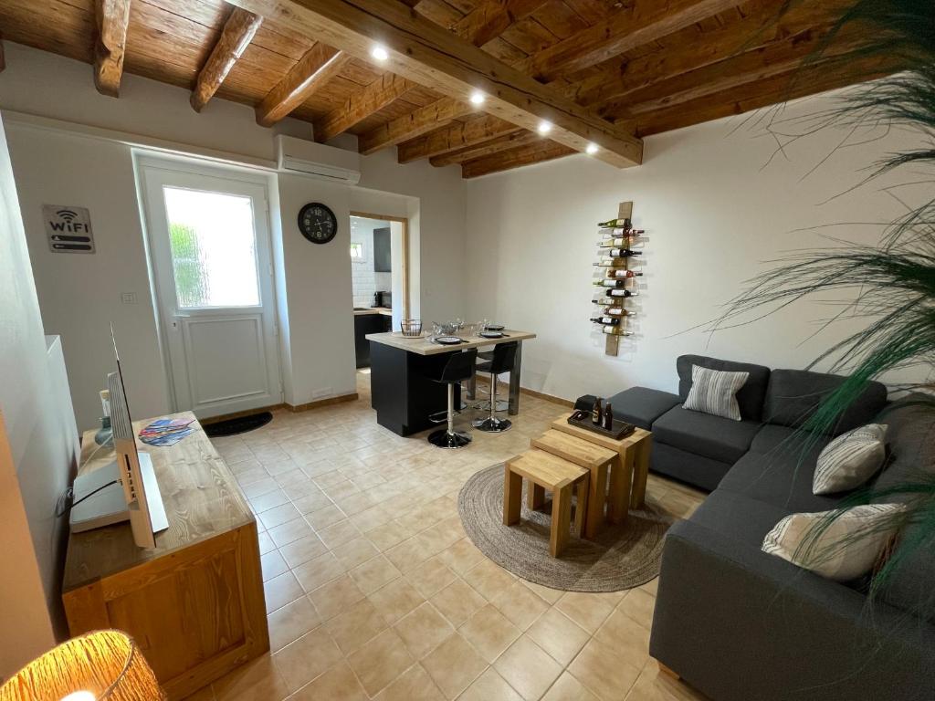 un salon avec un canapé et une table dans l'établissement Maison de ville a 5 min à pied de la tour Luma, à Arles