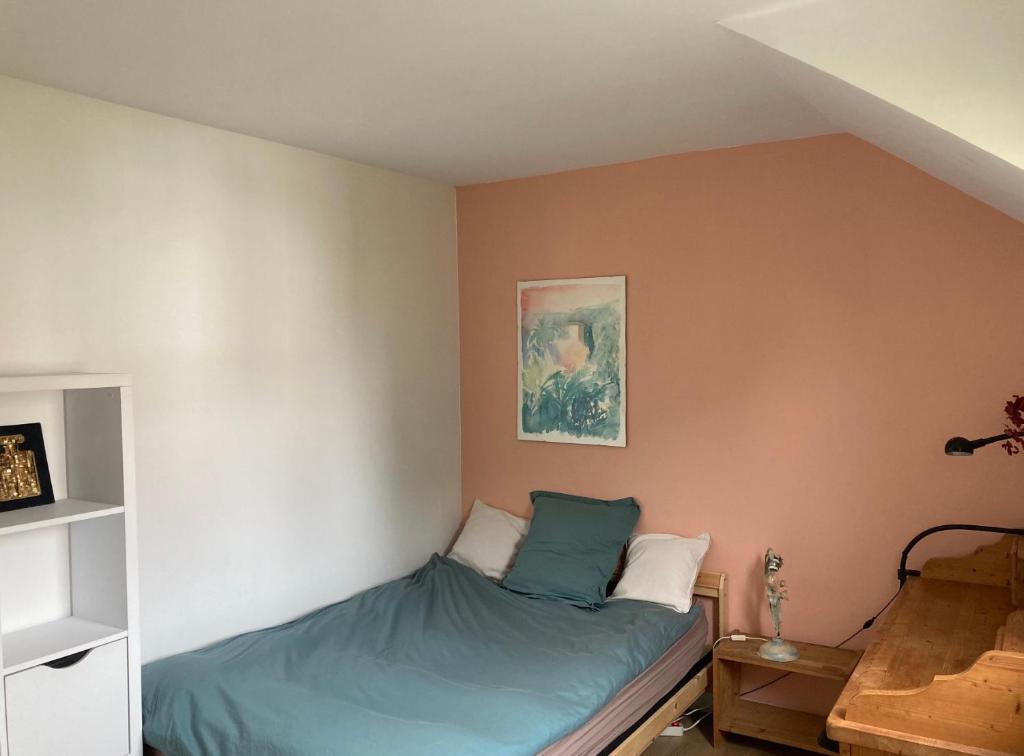 a small bedroom with a bed in the corner at Belle chambre privée Cergy (dans le golf) proche RER A in Vauréal